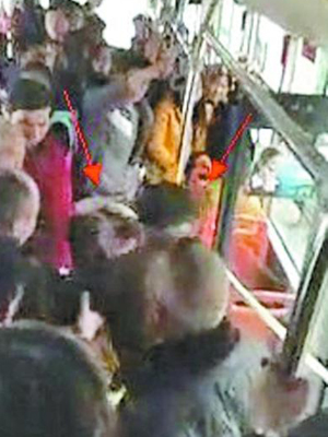 女孩因没让座被老人暴打 公交极品奇葩一朵朵