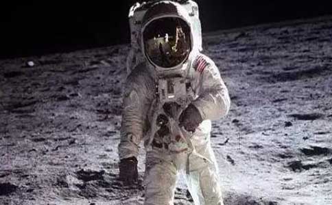 第一个成功登上月球的人是谁