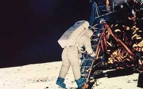第一个成功登上月球的人是谁