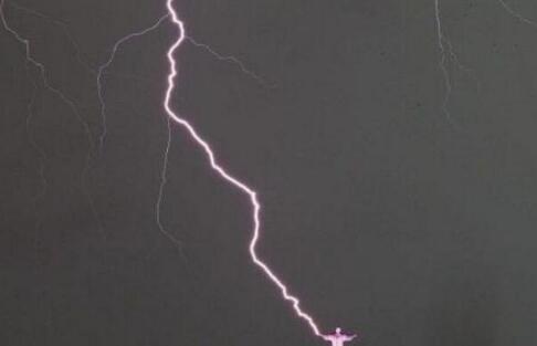 巴西耶稣像遭雷劈事件，耶稣像被雷击中（右手手指损坏）