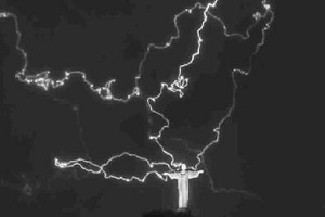 巴西耶稣被雷击事件