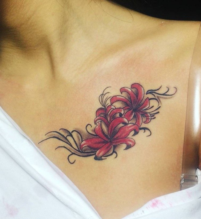 锁骨处时尚的彼岸花纹身图案欣赏