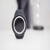 暗夜发出霓虹蓝光的ZIIIRO Eclipse手表，简约又时