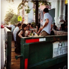 花50美元在垃圾桶中吃饭，为倡导人们不要浪费食物