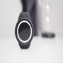 暗夜发出霓虹蓝光的ZIIIRO Eclipse手表，简约又时