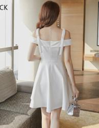 简约V领无袖吊带短版连衣裙